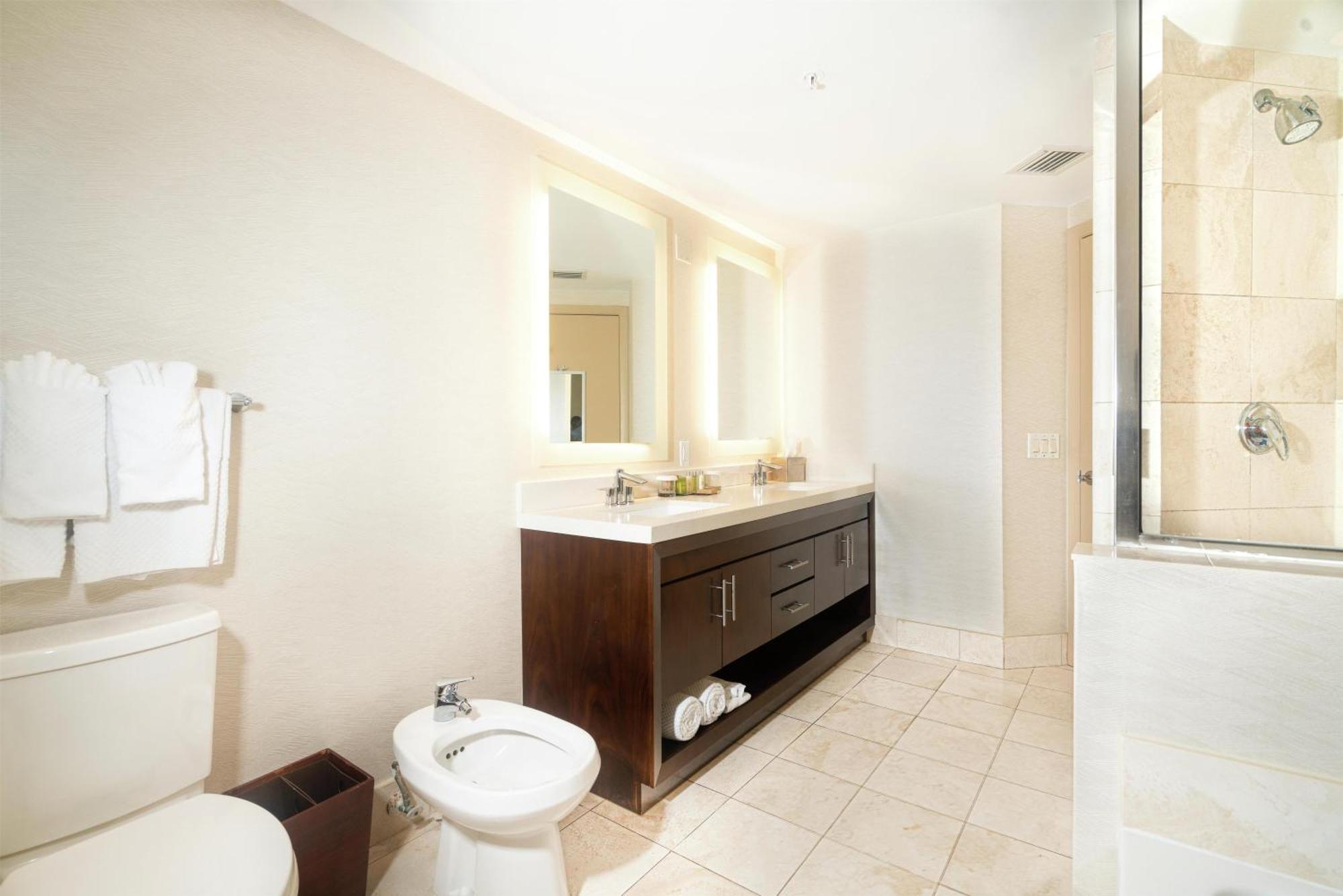 One-Bedroom Suite with Partial Ocean View - Non-Smoking,1765817601:JPEG